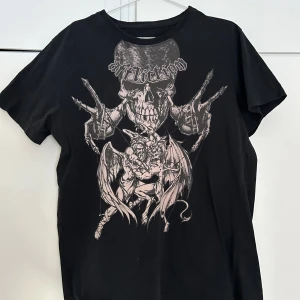 Affliction T-shirt  - En T-shirt jag fick av pappa för många år sen men kommer aldrig av användning!
