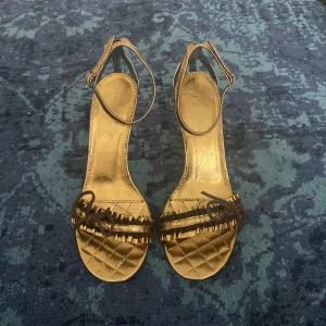 2000s skor Fiorangelo Made In Italy - Skor i bra skick, inte använda🎀 Jag brukar ha storlek 37 men dom var lite förstora så skulle säga dom är ca storlek 38