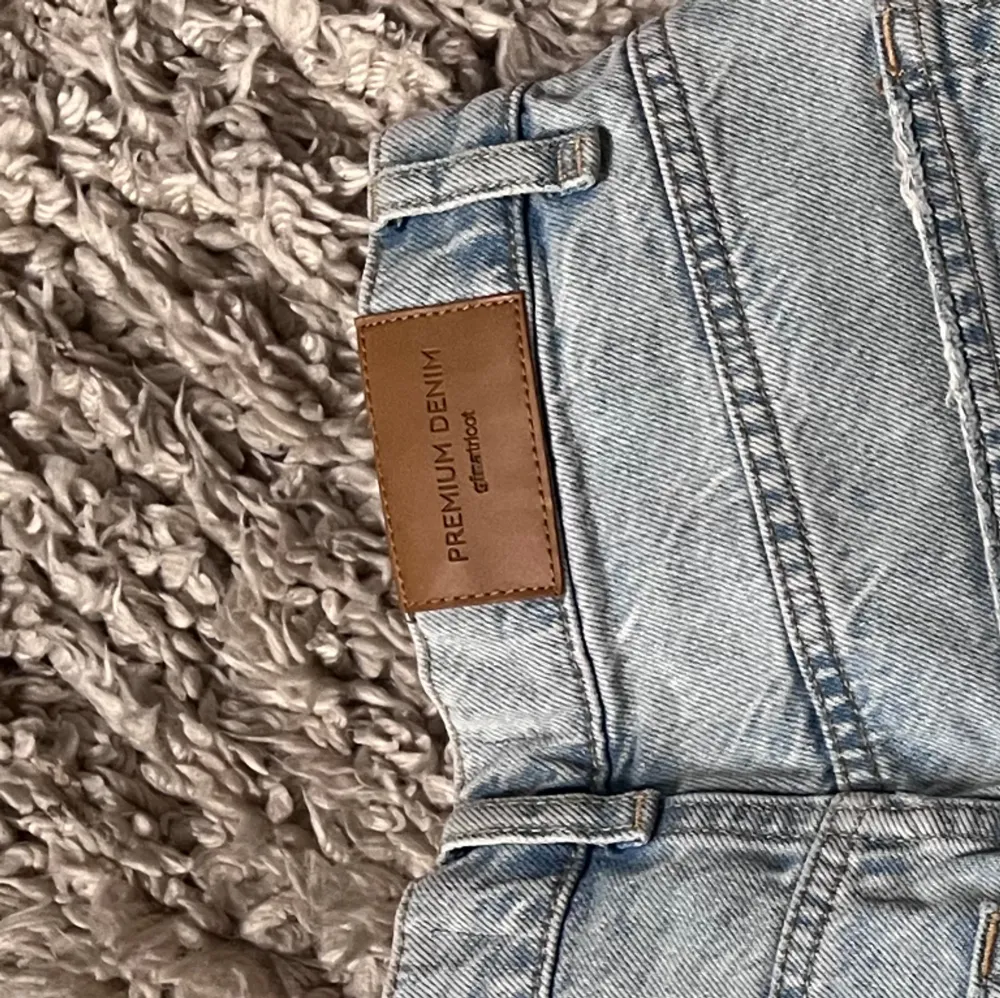 Assnygga jeansshorts med hål  från Ginatricot som tyvärr inte kommit till användning. Nypris 500kr, pris kan diskuteras 💗. Shorts.