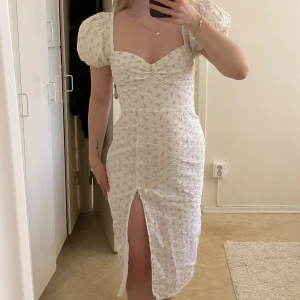 Sommar klänning - Super fin klänning, perfekt till sommaren eller som midsommar klänning! Använd en gång. Sliten har gått upp lite i sömmen, men enkelt att sy igen! Köparen står för frakt