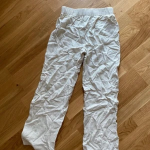 Linne byxor - Ljusa linne byxor. Extremt sköna, snygga. Tyvärr blivit för korta för mig. 