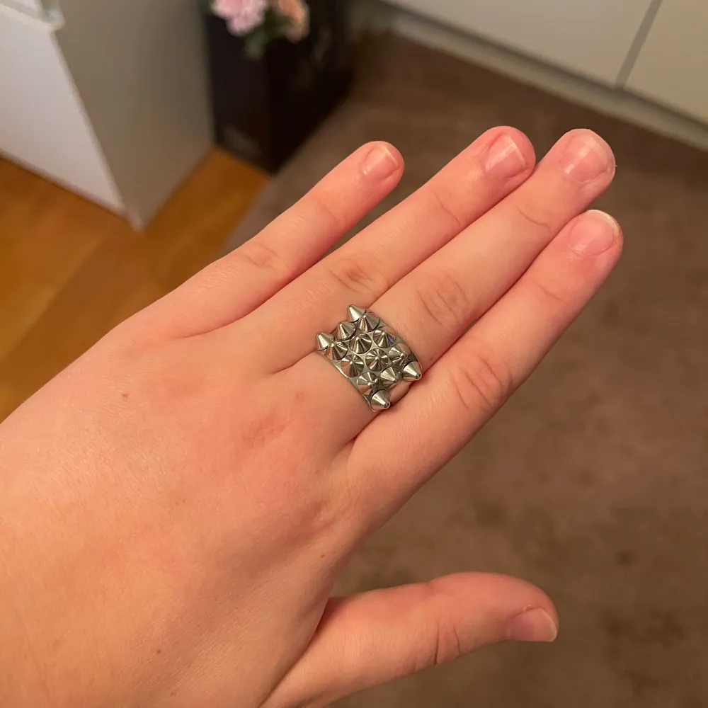 En ring från edblad i nyskick, storlek 19,5💕 . Accessoarer.