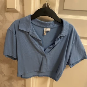 Blå topp - En blå topp med krage från h&m. Jättefin!