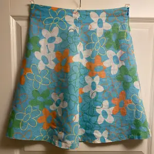 Underbar kjol från POP. Fodrad och 100% i linne. 