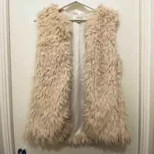 Pälsväst - Så snygg och trendig pälsväst i fint skick, finns dock en bronzer fläck innanför västen men den syns inte när man har den på!😇