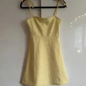 En supersöt gulrutig klänning i gingham mönster med snörning upptill vid axlarna från H&M i strl XS!💓 Mycket bra skick, perfekt nu till sommaren!🫶🏻