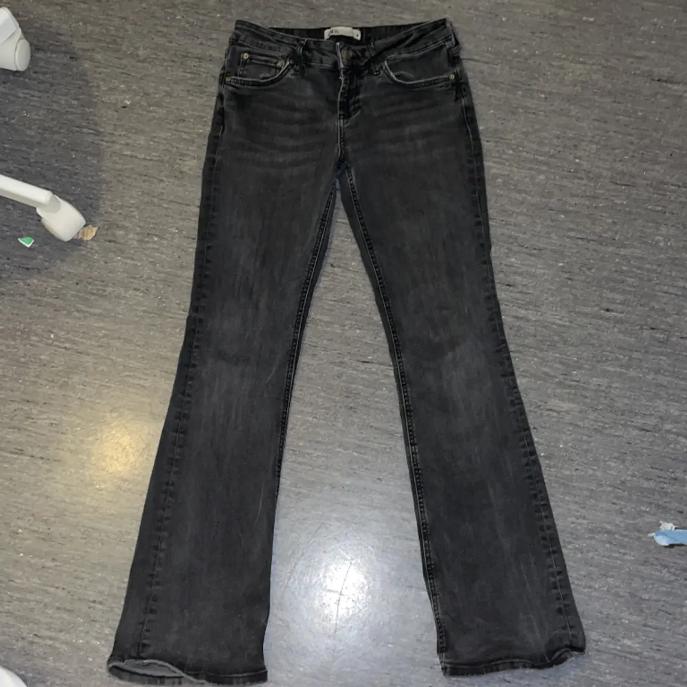 Säljer mina jättesnygga bootcut jeans från zara då de inte används längre. Har haft de i några månader. De är i storlek 38 men passar 36! Skriv privat för fler bilder eller frågor💗. Jeans & Byxor.
