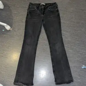 Säljer mina jättesnygga bootcut jeans från zara då de inte används längre. Har haft de i några månader. De är i storlek 38 men passar 36! Skriv privat för fler bilder eller frågor💗