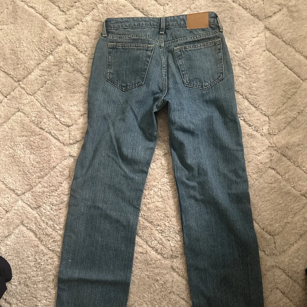 Fina jeans från weekday💗 Aldrig använda fast har tagit upp slmen vid bena. Straight fit.. Jeans & Byxor.