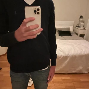 Ralph lauren, V-Neck! - Tjena! Säljer nu min galet snygga tröja ifrån Ralph Lauren. Tröjan är V-ringad vilket är stilrent och väldigt trendigt. Skick: 8,5/10, riktigt bra skick! Färg: Marinblå. Nypris: 1700kr. Vid fler frågor eller andra funderingar är det bara att skriva!🙌