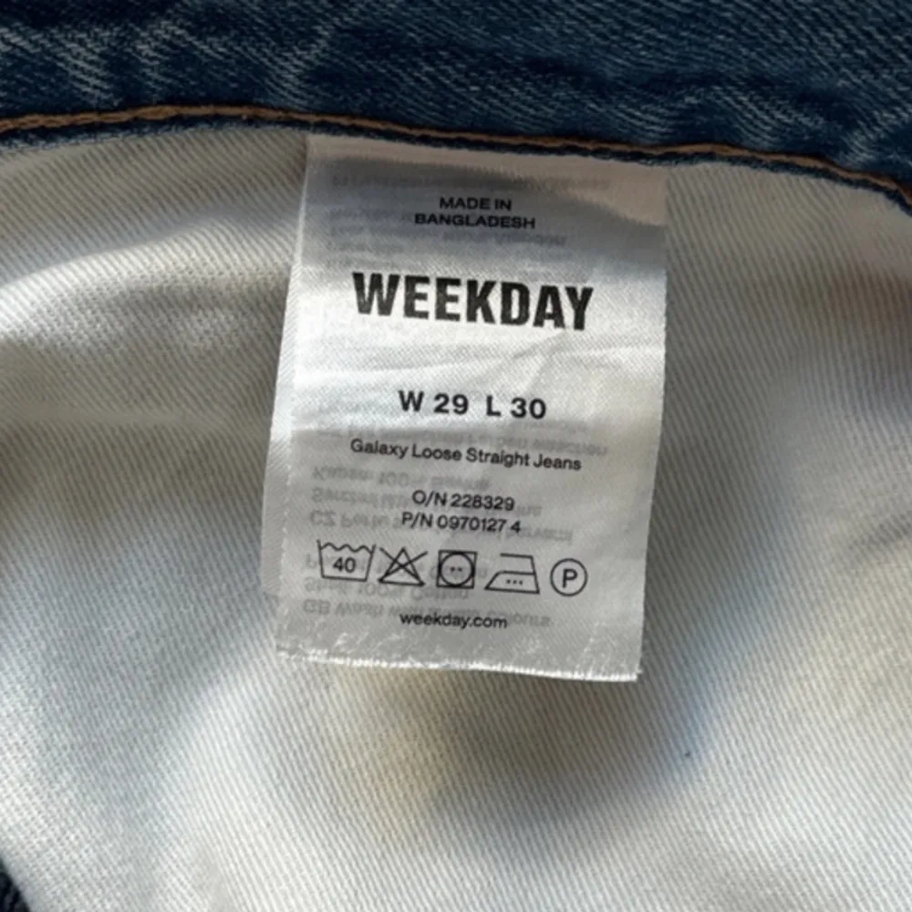 Säljer mina gamla jeans från weekday eftersom de är för små för mig. W:29 L:30. Modellen är galaxy.  Riktigt bra skick, passar baggy.  Kom med prisförslag om du vill diskutera det.. Jeans & Byxor.