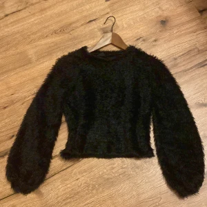 Svart Sweatershirt - 10kr frakt! Vet inte varför det kommer stå fri frakt. En tröja från Gina tricot kommer inte vara så dyr.