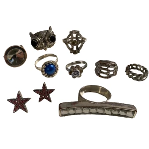 Ringar+örhängen - Säljer unika ringar o ett par coola stjärnörhängen!😍  Tre av ringarna är justerbara men resten ej. Vid köp av flera ringar kan priset bli billigare! Priset varierar beroende på ring så skriv priv om ni undrar om det eller har andra frågor😊😊💞