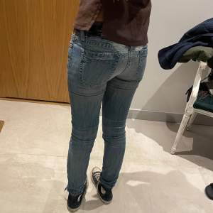 De ultimata skinny jeansen från Robin’s. Säljer nu för att de inte längre passar min syrra och inte riktigt min stil… Använda en del men i bra skick!! kostade ca 3500kr nypris.  