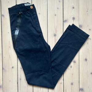 Acne Kostymbyxor  - Superfina vintage Acne kostymbyxor. Har bara legat i min garderob för dem passar inte tyvärr. Svårt att ta bilder på dem men dem är helt oanvända i skicket. Jättecoola dragkedje fickor!Storlek 34 som är Xs. Hör av er vid minsta fråga 💞🌟🎀 