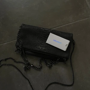 Zadig & Voltaire väska⚡️ - Svart väska från Zadig och Voltaire, unikt material och färg på detaljerna. Perfekt skick, knappt använd. Självklart äkta och kvitto finns ❤️‍🔥 skriv vid fler frågor. Nypris 3900kr