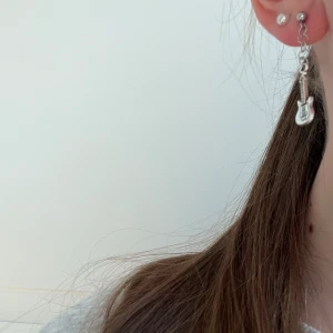 Hard rock🎸⚡️ - Enskilt kostar 40kr  pch par kostar 75kr💌 tänk vad snggt med spike bomb!😍😍