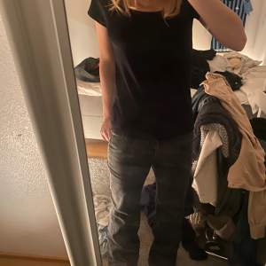 Säljer dessa svarta jeans då de tyvärr inte kommer till användning längre. Men de är i väldigt bra skick! Hör av dig vid intresse💗