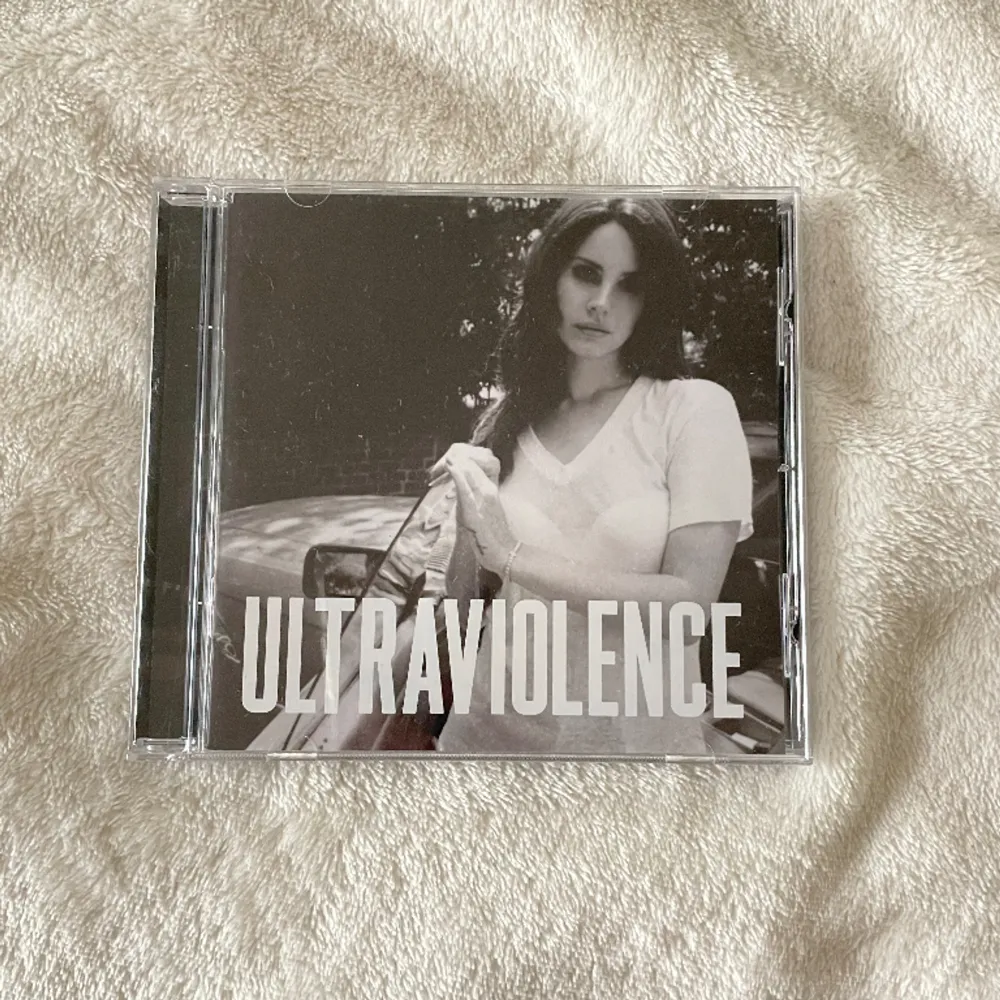 En Lana del Rey cd skiva. Nästan helt oanvänd och säljer pga att jag inte använder den. Köparen står för frakt och pris kan diskuteras❣️säljer flera och andra cd skivor på min plick, kolla in det:). Accessoarer.