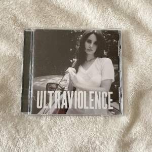 En Lana del Rey cd skiva. Nästan helt oanvänd och säljer pga att jag inte använder den. Köparen står för frakt och pris kan diskuteras❣️säljer flera och andra cd skivor på min plick, kolla in det:)