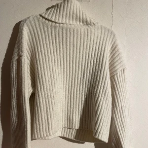 Vit stickad tröja med polo - Lite kortare i modellen, vida ärmar 