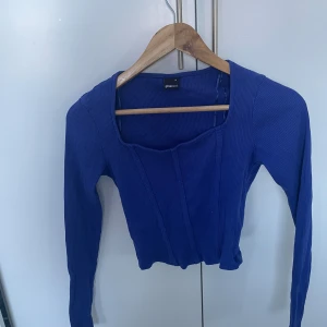 Blå uringad topp - Supersöt u-ringad blå topp i bra skick