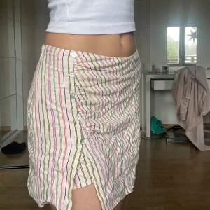 Söt skort från pull&bear, kjol med inbyggda shorts. Bra skick använd en gång. Perfekt till sommaren💓💓