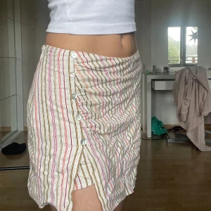 Randig kjol - Söt skort från pull&bear, kjol med inbyggda shorts. Bra skick använd en gång. Perfekt till sommaren💓💓