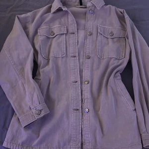 Jeansjacka  - Oversized jeansjacka. Säljer då den inte kommer till användning🫶den är storlek xxs men skulle säga att den även passar S-L 