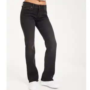 Svarta jeans från Levi’s i modellen superlow boot. Nyskick, endast använda ett fåtal gånger. 
