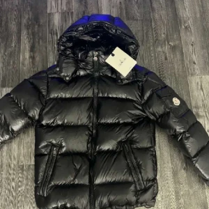 Moncler maya - Jag säljer nu en fin moncler maya. Den är i superbra skick och använt den sällan. Jag har bevis på köp så om ni skulle vara intresserade så är det bara att höra av er. (Pris kan diskuteras)