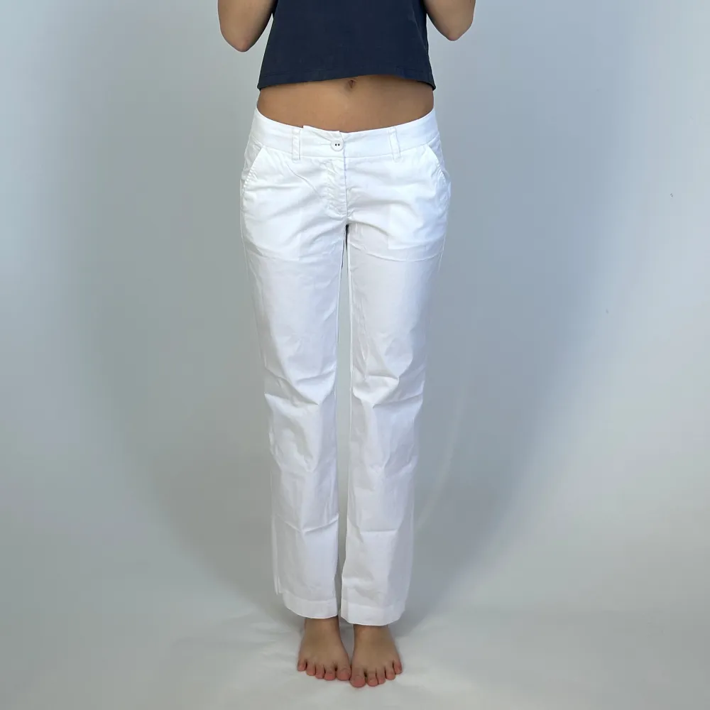 Vanliga vita byxor från Esprit med låg midja. Midjemått 38 tvärs över innerbenslängd 78 cm. Jeans & Byxor.