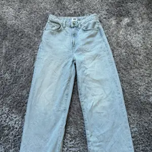 Blå hödmidjade jeans med storlek xs. Använts fåtal gånger. 