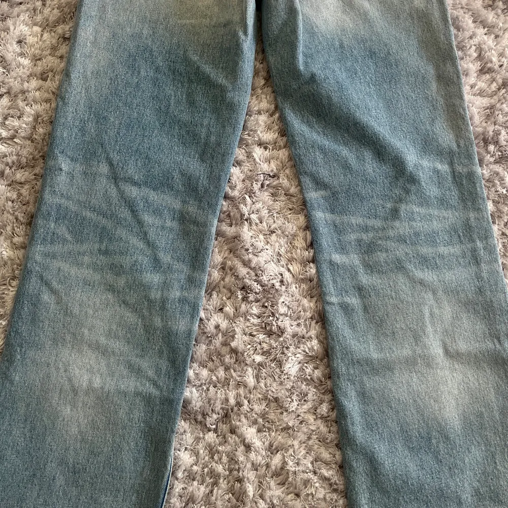 Lågmidjade, LÅNGA, raka jeans 💯 Säljer då de är lite för små. Storlek 40 men passar 36-38 . Jeans & Byxor.