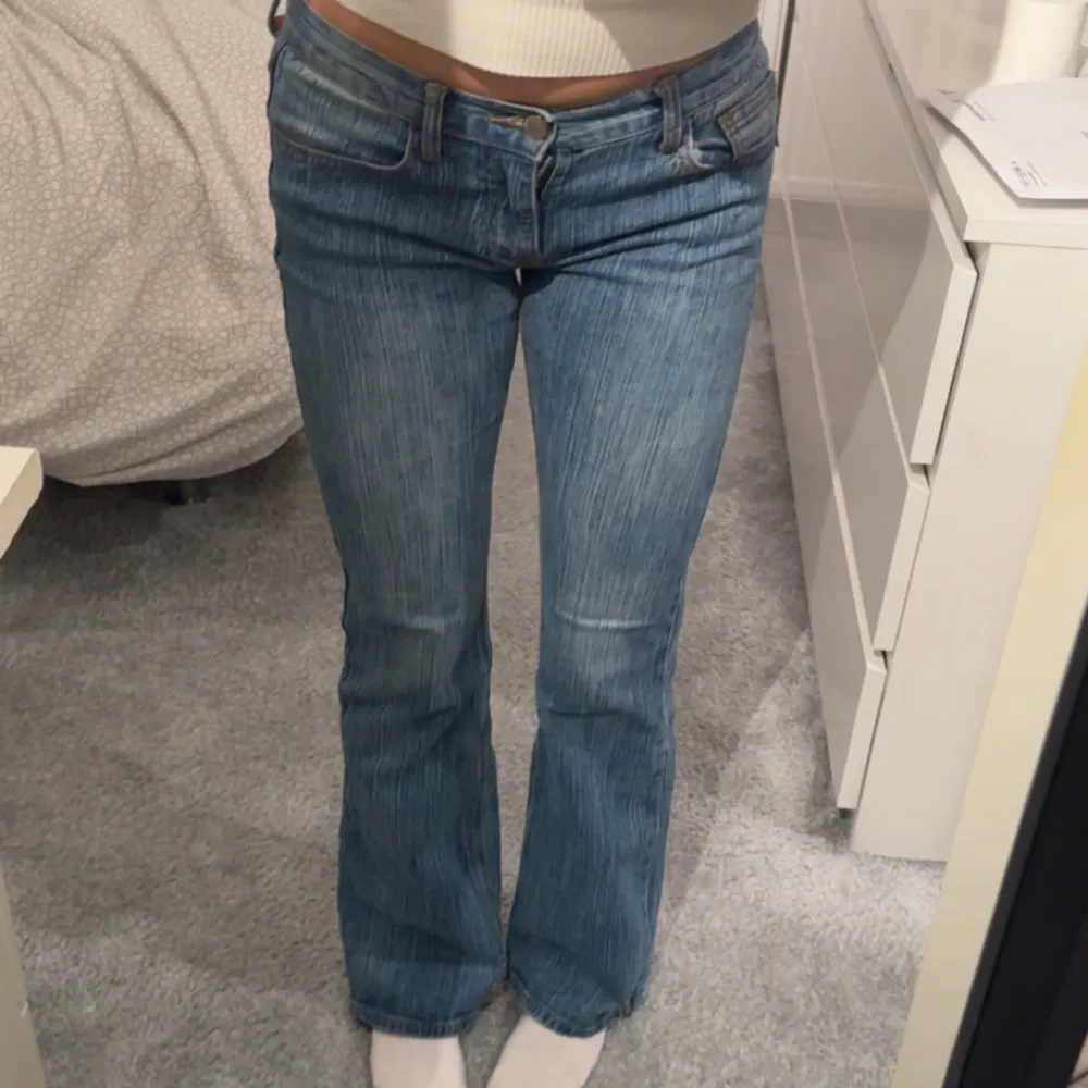 Lågmidjade jeans från brandy Melville⭐️ Storleken står inte men passar mig som har 36 i vanliga fall💓innerbenslängd: 80cm, jag är 168 och de är perfekt! Inga defekter💓. Jeans & Byxor.