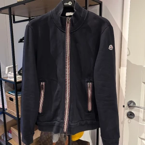 Moncler Zip Up Cardigan - Moncler Zip Up Cardigan i bra skick, storlek XL fits L, cond 9/10, nypris 5500 sek, mitt pris 1600 sek. Bara att skriva vid frågor eller funderingar, över 60 refs finns! :)