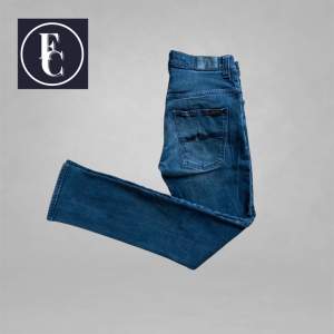 ”Thinn Finn” från Nudie Jeans! | Skick 8/10, tillgjorda slitningar vilket ger en riktigt snygg touch på jeansen | Storlek 31/32 | Nypris på 1600kr | Skriv om du har ytterligare funderingar eller önskar att se mått!👊🏽