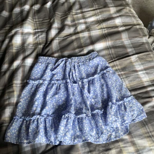 Blommig kjol - Jätte söt blommig kjol i toppen skick💗