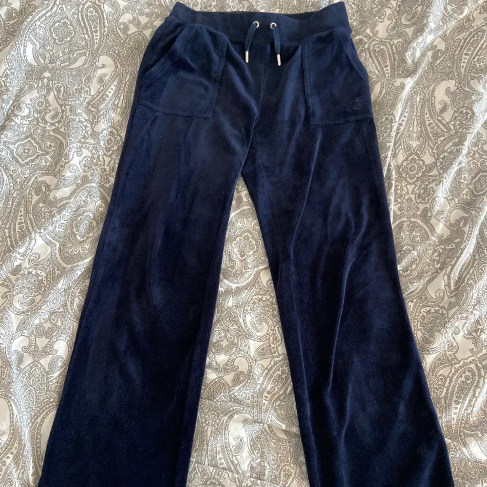 Superfina mörkblå jucie couture byxor💗Säljer då de inte kommer till användning längre! Strl xs💗. Jeans & Byxor.