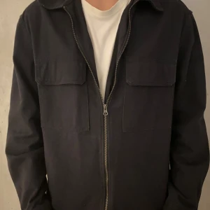 Mörkblå Overshirt - Overshirt i storlek S. Skick 10/10 knappt använd inga defekter. DM om du undrar något🕺👑