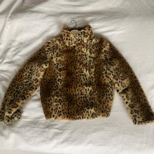 Så snygg tunn faux pälsjacka med leopardmönster. Sann i storlek. Som ny. 