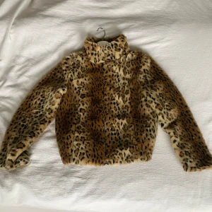 Leopard Jacka - Så snygg faux pälsjacka med leopardmönster. Sann i storlek. Som ny. 