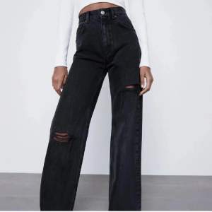 Svarta raka jeans från Zara. Aldrig använda. Små i storleken, passar mig som vanligtvis har storlek 38. Nypris: 399kr 