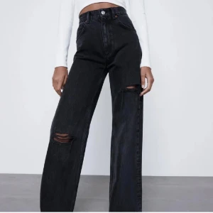 Jeans från zara  - Svarta raka jeans från Zara. Aldrig använda. Små i storleken, passar mig som vanligtvis har storlek 38. Nypris: 399kr 