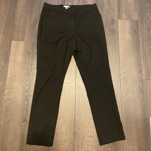 Hm kostym byxor  - Kostym byxor från HM i bra skick. Storlek 42 Katt finns i hemmet