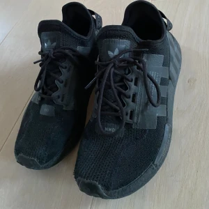 Adidas Nmd R1 V2  - Använda sneakers som jag säljer för att de är för små. Skick 7-10  Våga höra av er  Är ganska aktiv 