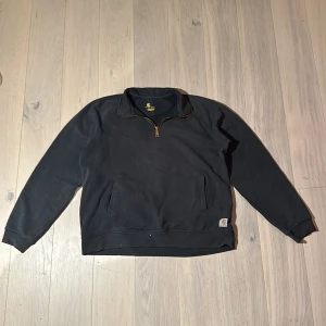 Carhartt quarter zip  - Carhartt quarter zip säljes i storlek L. Tjockt tyg så den funkar ganska bra istället för jacka nu när våren närmar sig. Inga hål eller fläckar. Det på bilden är bara lite smått skräp. Fråga på ifall du har frågor! Fler bilder samt mått kan fixas 