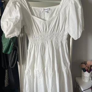 Vit klänning - Klänning som aldrig kommit till användning! Klänningen var som alternativ som studentklänning.