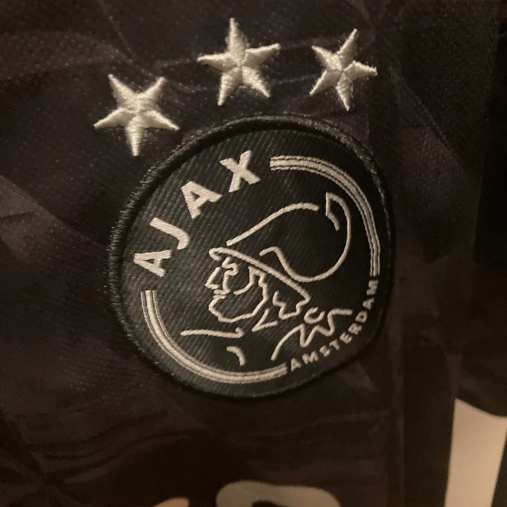 2023/2024 Ajax tredje matchställ som jag vill sälja. Nypris 190. Övrigt.