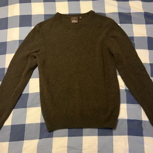 Oscar Jacobson Tröja - Säljer en Oscar Jacobson Fred Roundneck i storlek S. Färg: Grön Nypris runt 1000kr, knappt använd.